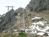 17 Grande croce di pietra vicino alla casa-guardiani ENEL 